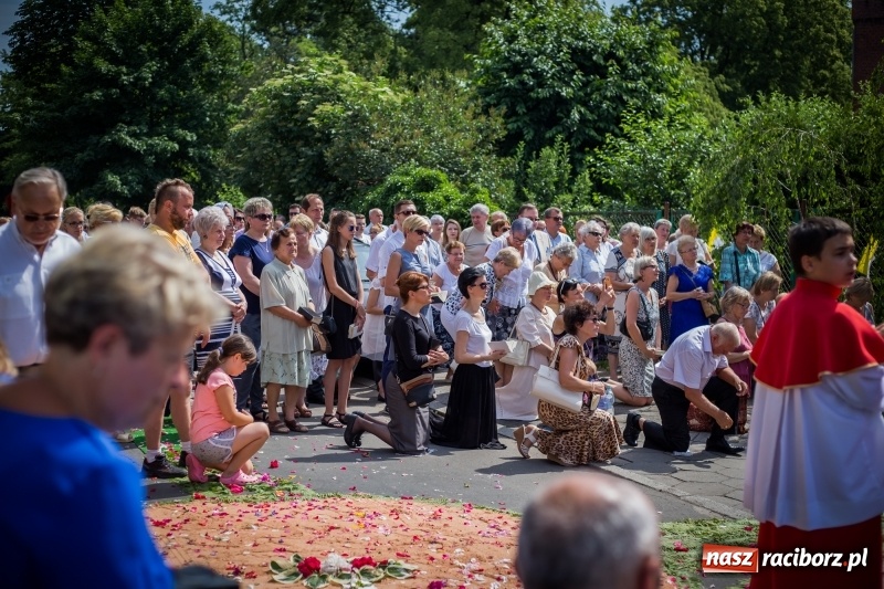 Zdjęcie w galerii na portalu naszraciborz.pl: Tłumy wiernych wzięły udział w procesji Bożego Ciała w parafii NSPJ. FOTO i WIDEO wiadomości z regionu