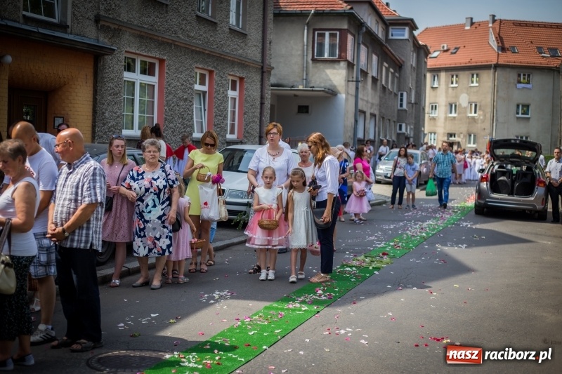 Zdjęcie w galerii na portalu naszraciborz.pl: Tłumy wiernych wzięły udział w procesji Bożego Ciała w parafii NSPJ. FOTO i WIDEO wiadomości z regionu