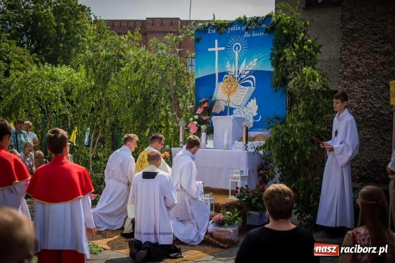 Zdjęcie w galerii na portalu naszraciborz.pl: Tłumy wiernych wzięły udział w procesji Bożego Ciała w parafii NSPJ. FOTO i WIDEO wiadomości z regionu
