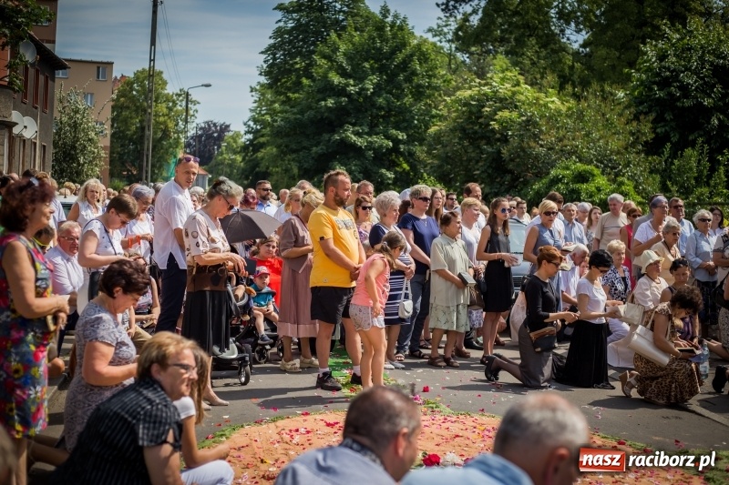 Zdjęcie w galerii na portalu naszraciborz.pl: Tłumy wiernych wzięły udział w procesji Bożego Ciała w parafii NSPJ. FOTO i WIDEO wiadomości z regionu