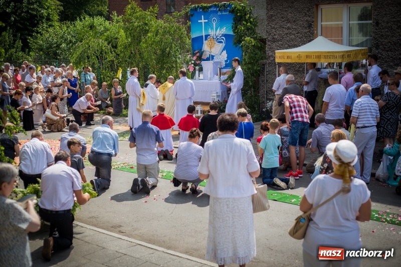 Zdjęcie w galerii na portalu naszraciborz.pl: Tłumy wiernych wzięły udział w procesji Bożego Ciała w parafii NSPJ. FOTO i WIDEO wiadomości z regionu
