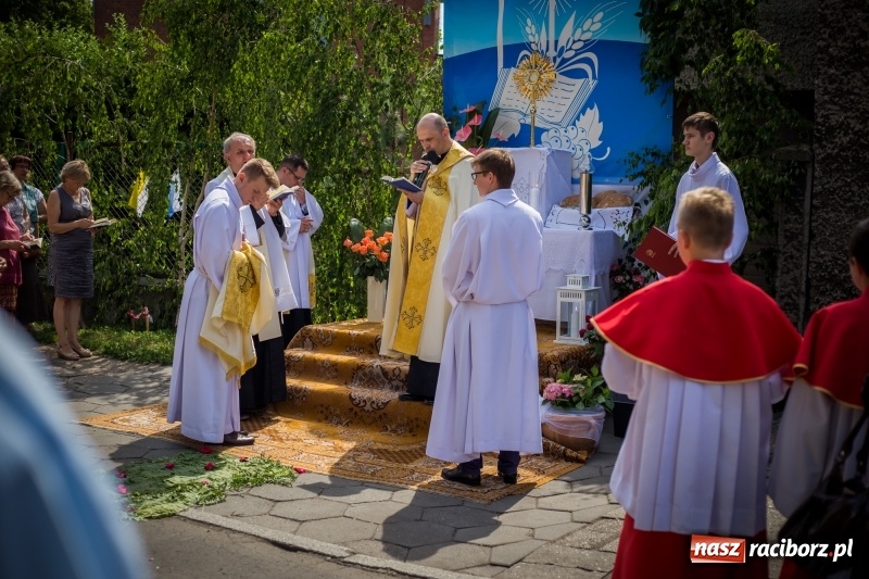 Zdjęcie w galerii na portalu naszraciborz.pl: Tłumy wiernych wzięły udział w procesji Bożego Ciała w parafii NSPJ. FOTO i WIDEO wiadomości z regionu