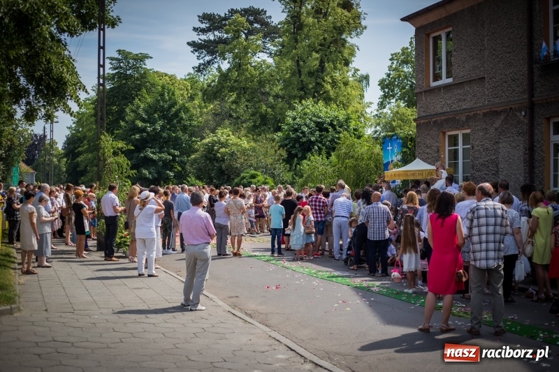 Zdjęcie w galerii na portalu naszraciborz.pl: Tłumy wiernych wzięły udział w procesji Bożego Ciała w parafii NSPJ. FOTO i WIDEO wiadomości z regionu
