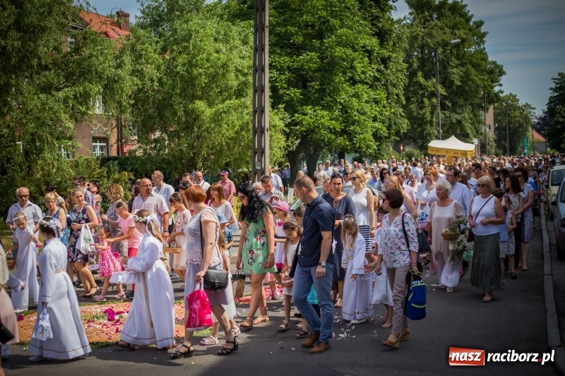 Zdjęcie w galerii na portalu naszraciborz.pl: Tłumy wiernych wzięły udział w procesji Bożego Ciała w parafii NSPJ. FOTO i WIDEO wiadomości z regionu
