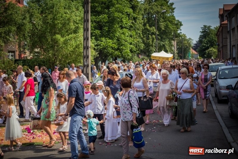 Zdjęcie w galerii na portalu naszraciborz.pl: Tłumy wiernych wzięły udział w procesji Bożego Ciała w parafii NSPJ. FOTO i WIDEO wiadomości z regionu