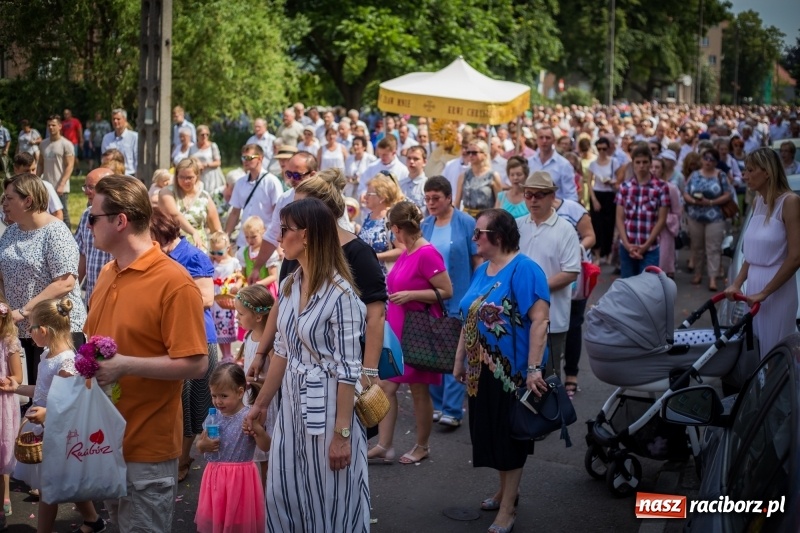 Zdjęcie w galerii na portalu naszraciborz.pl: Tłumy wiernych wzięły udział w procesji Bożego Ciała w parafii NSPJ. FOTO i WIDEO wiadomości z regionu