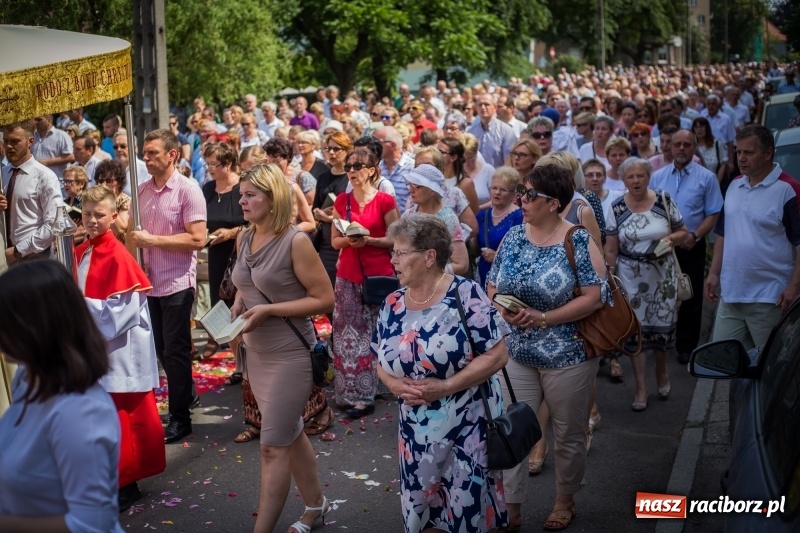Zdjęcie w galerii na portalu naszraciborz.pl: Tłumy wiernych wzięły udział w procesji Bożego Ciała w parafii NSPJ. FOTO i WIDEO wiadomości z regionu