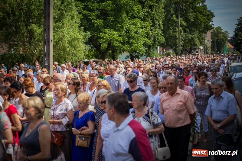 Zdjęcie w galerii na portalu naszraciborz.pl: Tłumy wiernych wzięły udział w procesji Bożego Ciała w parafii NSPJ. FOTO i WIDEO wiadomości z regionu