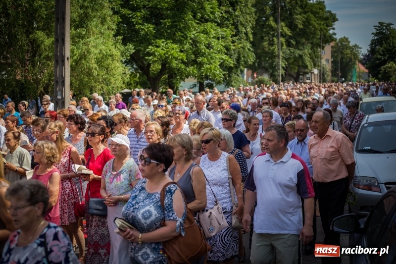 Zdjęcie w galerii na portalu naszraciborz.pl: Tłumy wiernych wzięły udział w procesji Bożego Ciała w parafii NSPJ. FOTO i WIDEO wiadomości z regionu