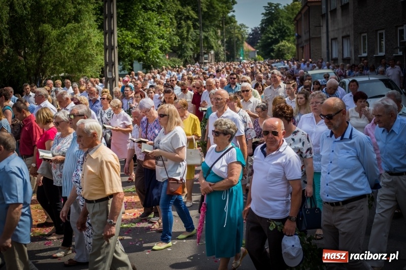 Zdjęcie w galerii na portalu naszraciborz.pl: Tłumy wiernych wzięły udział w procesji Bożego Ciała w parafii NSPJ. FOTO i WIDEO wiadomości z regionu