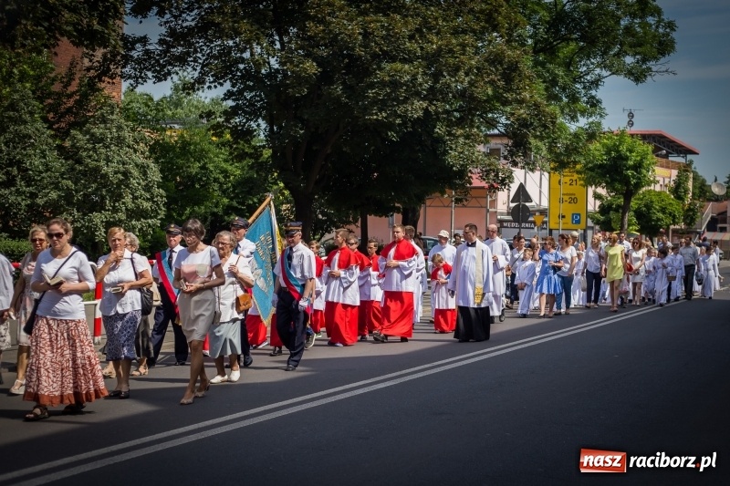 Zdjęcie w galerii na portalu naszraciborz.pl: Tłumy wiernych wzięły udział w procesji Bożego Ciała w parafii NSPJ. FOTO i WIDEO wiadomości z regionu