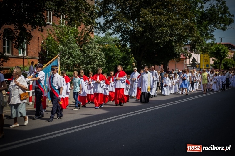 Zdjęcie w galerii na portalu naszraciborz.pl: Tłumy wiernych wzięły udział w procesji Bożego Ciała w parafii NSPJ. FOTO i WIDEO wiadomości z regionu
