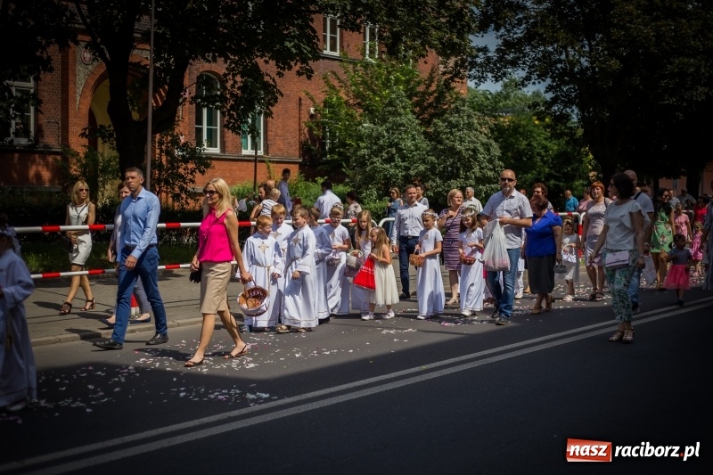 Zdjęcie w galerii na portalu naszraciborz.pl: Tłumy wiernych wzięły udział w procesji Bożego Ciała w parafii NSPJ. FOTO i WIDEO wiadomości z regionu