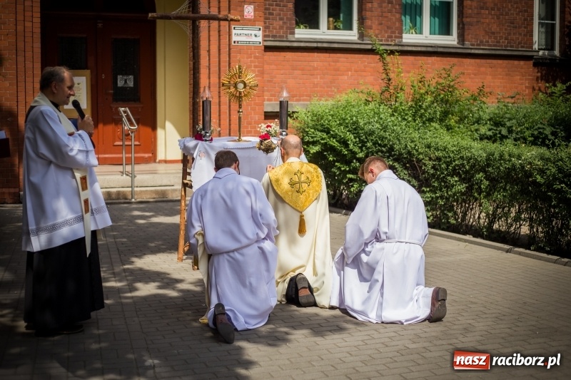 Zdjęcie w galerii na portalu naszraciborz.pl: Tłumy wiernych wzięły udział w procesji Bożego Ciała w parafii NSPJ. FOTO i WIDEO wiadomości z regionu