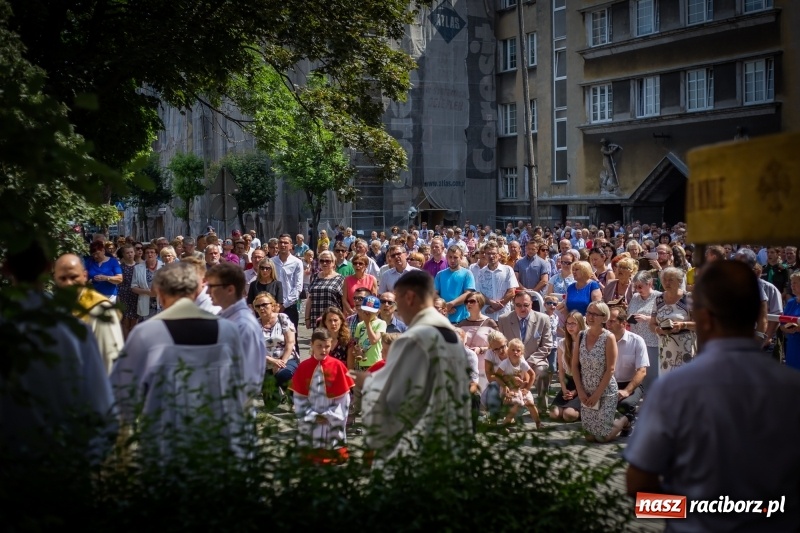 Zdjęcie w galerii na portalu naszraciborz.pl: Tłumy wiernych wzięły udział w procesji Bożego Ciała w parafii NSPJ. FOTO i WIDEO wiadomości z regionu