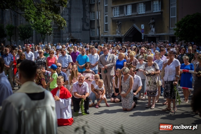 Zdjęcie w galerii na portalu naszraciborz.pl: Tłumy wiernych wzięły udział w procesji Bożego Ciała w parafii NSPJ. FOTO i WIDEO wiadomości z regionu