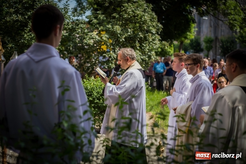 Zdjęcie w galerii na portalu naszraciborz.pl: Tłumy wiernych wzięły udział w procesji Bożego Ciała w parafii NSPJ. FOTO i WIDEO wiadomości z regionu
