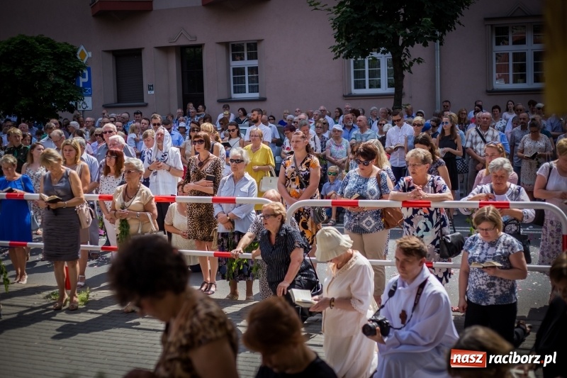 Zdjęcie w galerii na portalu naszraciborz.pl: Tłumy wiernych wzięły udział w procesji Bożego Ciała w parafii NSPJ. FOTO i WIDEO wiadomości z regionu