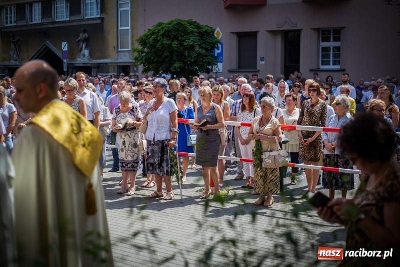 Zdjęcie w galerii na portalu naszraciborz.pl: Tłumy wiernych wzięły udział w procesji Bożego Ciała w parafii NSPJ. FOTO i WIDEO wiadomości z regionu