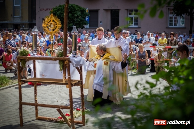 Zdjęcie w galerii na portalu naszraciborz.pl: Tłumy wiernych wzięły udział w procesji Bożego Ciała w parafii NSPJ. FOTO i WIDEO wiadomości z regionu
