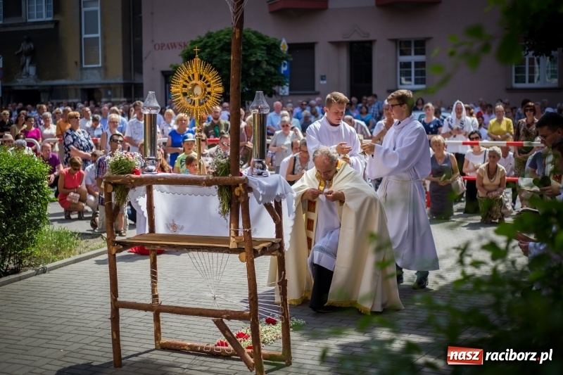 Zdjęcie w galerii na portalu naszraciborz.pl: Tłumy wiernych wzięły udział w procesji Bożego Ciała w parafii NSPJ. FOTO i WIDEO wiadomości z regionu