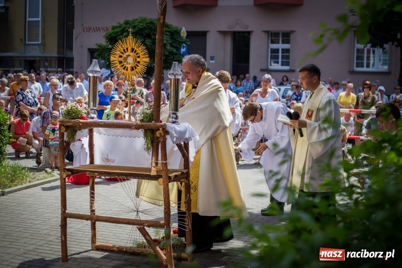 Zdjęcie w galerii na portalu naszraciborz.pl: Tłumy wiernych wzięły udział w procesji Bożego Ciała w parafii NSPJ. FOTO i WIDEO wiadomości z regionu