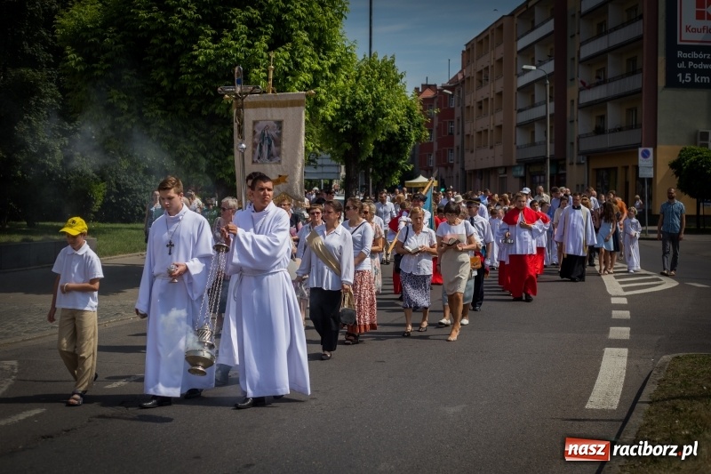 Zdjęcie w galerii na portalu naszraciborz.pl: Tłumy wiernych wzięły udział w procesji Bożego Ciała w parafii NSPJ. FOTO i WIDEO wiadomości z regionu