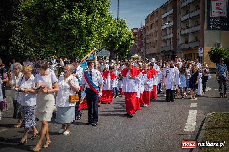 Zdjęcie w galerii na portalu naszraciborz.pl: Tłumy wiernych wzięły udział w procesji Bożego Ciała w parafii NSPJ. FOTO i WIDEO wiadomości z regionu