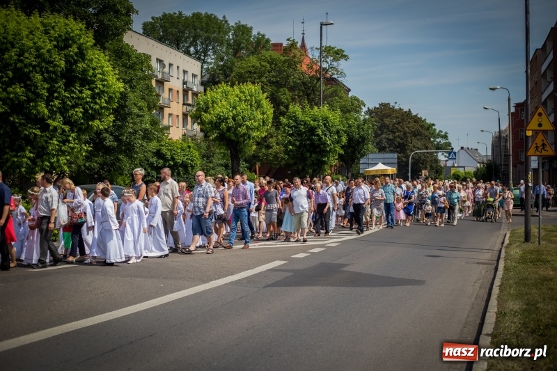Zdjęcie w galerii na portalu naszraciborz.pl: Tłumy wiernych wzięły udział w procesji Bożego Ciała w parafii NSPJ. FOTO i WIDEO wiadomości z regionu