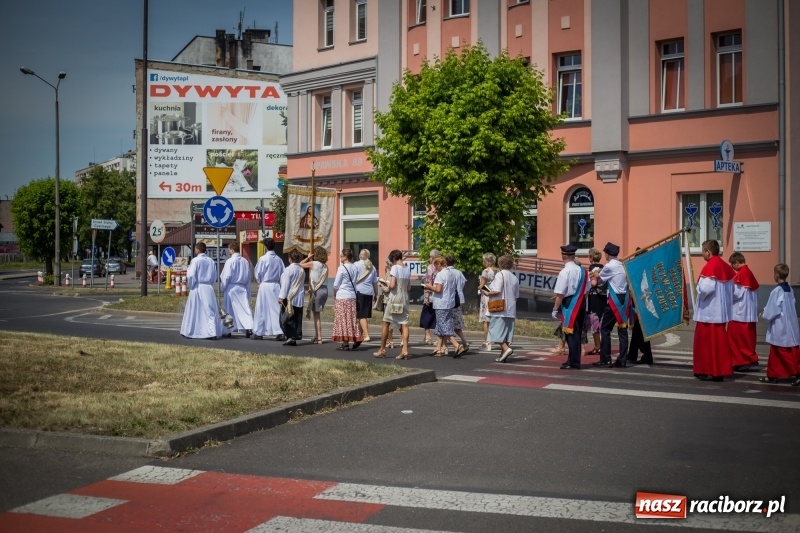 Zdjęcie w galerii na portalu naszraciborz.pl: Tłumy wiernych wzięły udział w procesji Bożego Ciała w parafii NSPJ. FOTO i WIDEO wiadomości z regionu