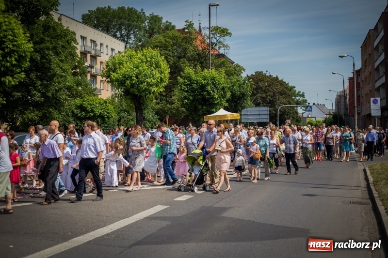 Zdjęcie w galerii na portalu naszraciborz.pl: Tłumy wiernych wzięły udział w procesji Bożego Ciała w parafii NSPJ. FOTO i WIDEO wiadomości z regionu