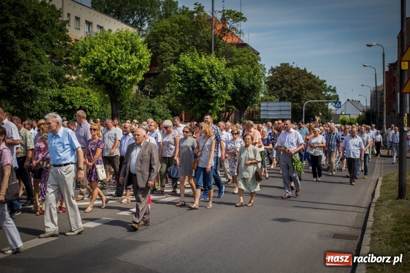 Zdjęcie w galerii na portalu naszraciborz.pl: Tłumy wiernych wzięły udział w procesji Bożego Ciała w parafii NSPJ. FOTO i WIDEO wiadomości z regionu