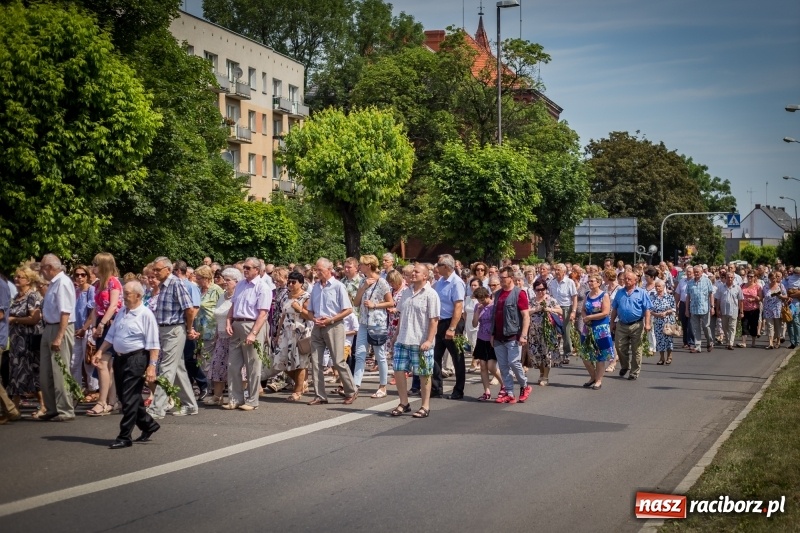 Zdjęcie w galerii na portalu naszraciborz.pl: Tłumy wiernych wzięły udział w procesji Bożego Ciała w parafii NSPJ. FOTO i WIDEO wiadomości z regionu