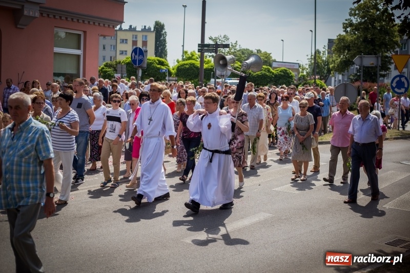 Zdjęcie w galerii na portalu naszraciborz.pl: Tłumy wiernych wzięły udział w procesji Bożego Ciała w parafii NSPJ. FOTO i WIDEO wiadomości z regionu