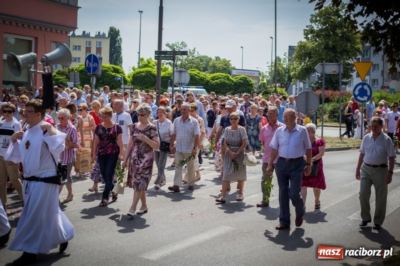 Zdjęcie w galerii na portalu naszraciborz.pl: Tłumy wiernych wzięły udział w procesji Bożego Ciała w parafii NSPJ. FOTO i WIDEO wiadomości z regionu