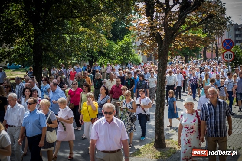 Zdjęcie w galerii na portalu naszraciborz.pl: Tłumy wiernych wzięły udział w procesji Bożego Ciała w parafii NSPJ. FOTO i WIDEO wiadomości z regionu