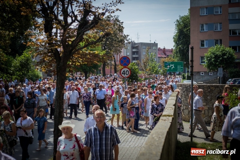 Zdjęcie w galerii na portalu naszraciborz.pl: Tłumy wiernych wzięły udział w procesji Bożego Ciała w parafii NSPJ. FOTO i WIDEO wiadomości z regionu