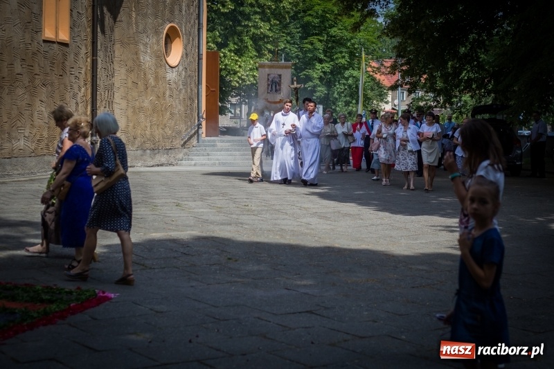 Zdjęcie w galerii na portalu naszraciborz.pl: Tłumy wiernych wzięły udział w procesji Bożego Ciała w parafii NSPJ. FOTO i WIDEO wiadomości z regionu
