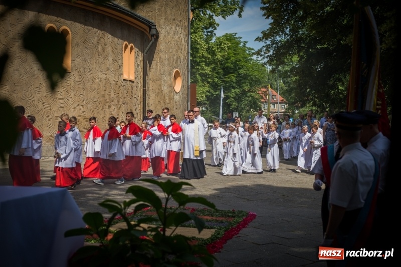 Zdjęcie w galerii na portalu naszraciborz.pl: Tłumy wiernych wzięły udział w procesji Bożego Ciała w parafii NSPJ. FOTO i WIDEO wiadomości z regionu