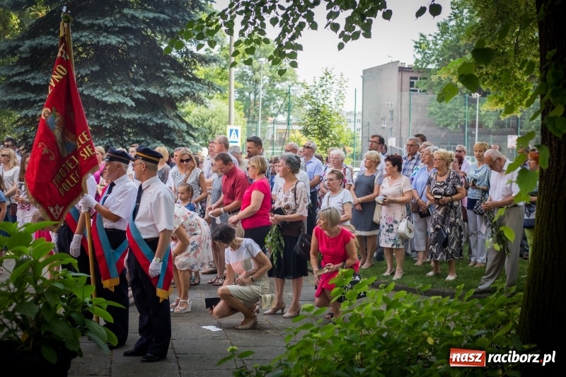 Zdjęcie w galerii na portalu naszraciborz.pl: Tłumy wiernych wzięły udział w procesji Bożego Ciała w parafii NSPJ. FOTO i WIDEO wiadomości z regionu
