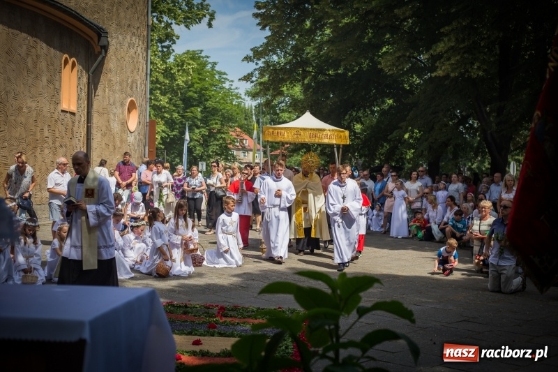 Zdjęcie w galerii na portalu naszraciborz.pl: Tłumy wiernych wzięły udział w procesji Bożego Ciała w parafii NSPJ. FOTO i WIDEO wiadomości z regionu