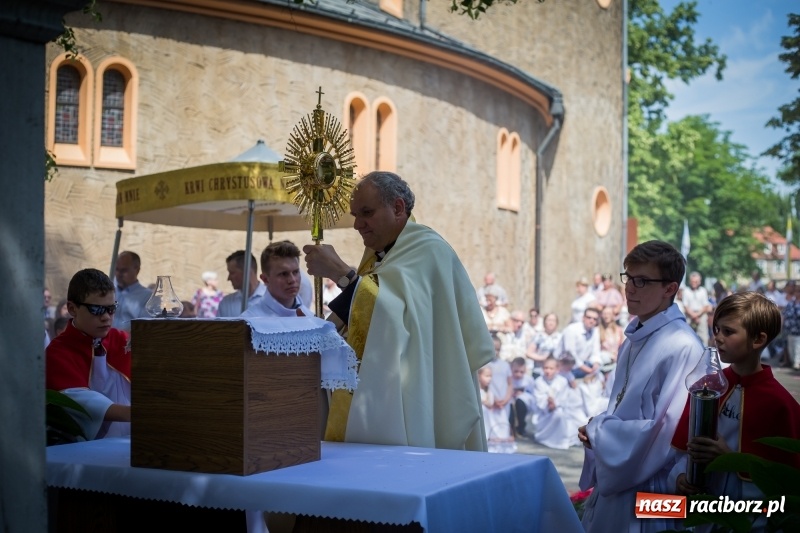Zdjęcie w galerii na portalu naszraciborz.pl: Tłumy wiernych wzięły udział w procesji Bożego Ciała w parafii NSPJ. FOTO i WIDEO wiadomości z regionu