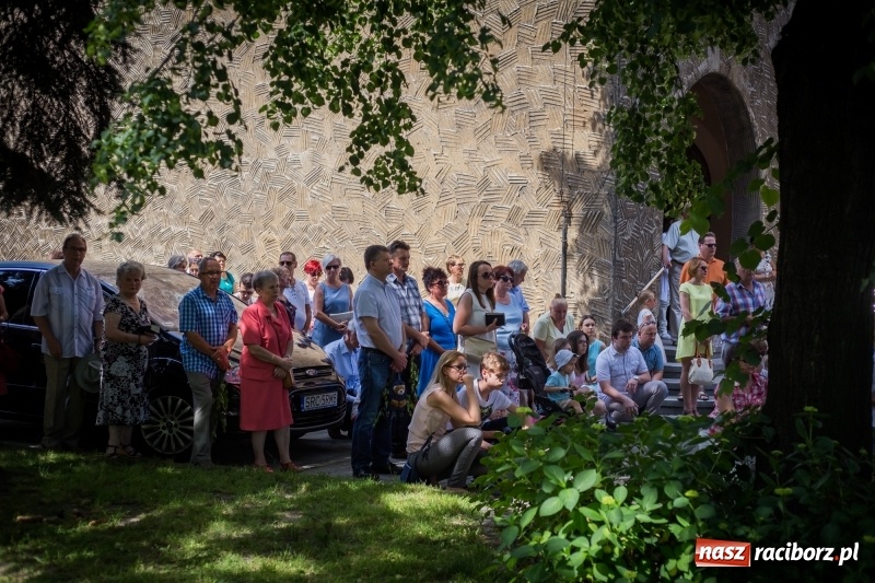 Zdjęcie w galerii na portalu naszraciborz.pl: Tłumy wiernych wzięły udział w procesji Bożego Ciała w parafii NSPJ. FOTO i WIDEO wiadomości z regionu