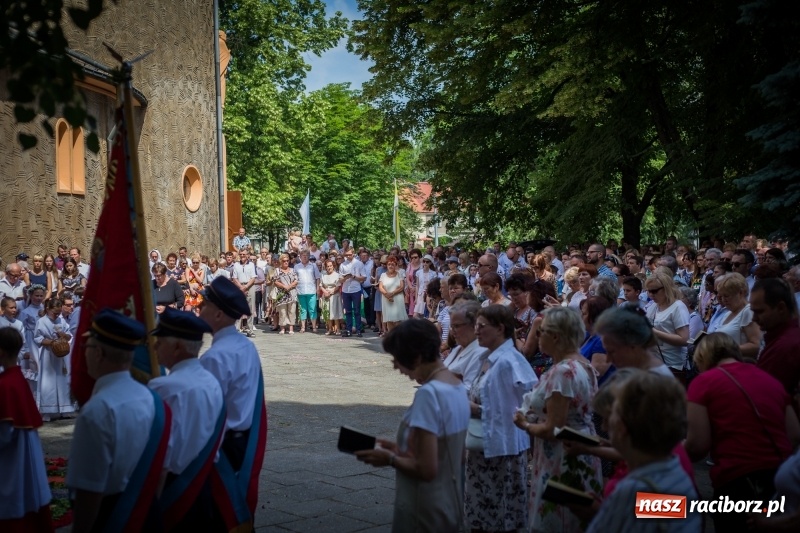 Zdjęcie w galerii na portalu naszraciborz.pl: Tłumy wiernych wzięły udział w procesji Bożego Ciała w parafii NSPJ. FOTO i WIDEO wiadomości z regionu