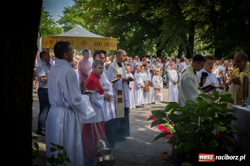 Zdjęcie w galerii na portalu naszraciborz.pl: Tłumy wiernych wzięły udział w procesji Bożego Ciała w parafii NSPJ. FOTO i WIDEO wiadomości z regionu