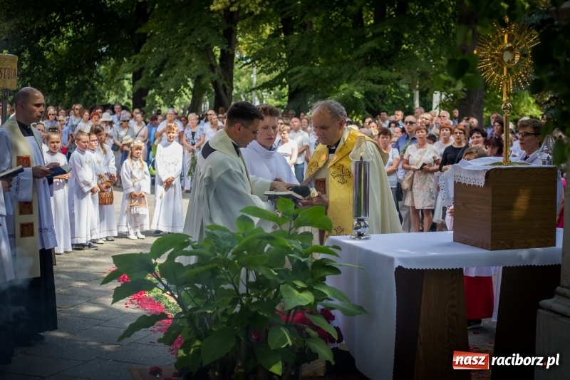 Zdjęcie w galerii na portalu naszraciborz.pl: Tłumy wiernych wzięły udział w procesji Bożego Ciała w parafii NSPJ. FOTO i WIDEO wiadomości z regionu