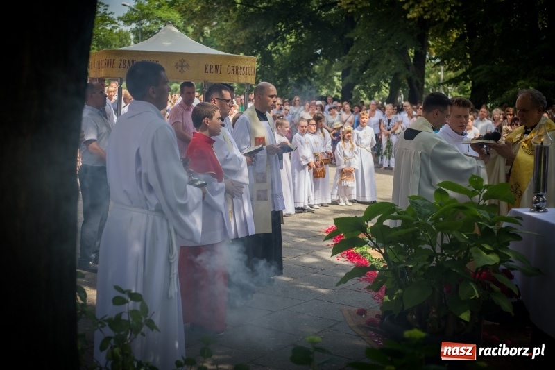 Zdjęcie w galerii na portalu naszraciborz.pl: Tłumy wiernych wzięły udział w procesji Bożego Ciała w parafii NSPJ. FOTO i WIDEO wiadomości z regionu