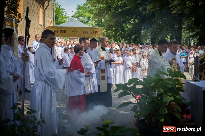 Zdjęcie w galerii na portalu naszraciborz.pl: Tłumy wiernych wzięły udział w procesji Bożego Ciała w parafii NSPJ. FOTO i WIDEO wiadomości z regionu