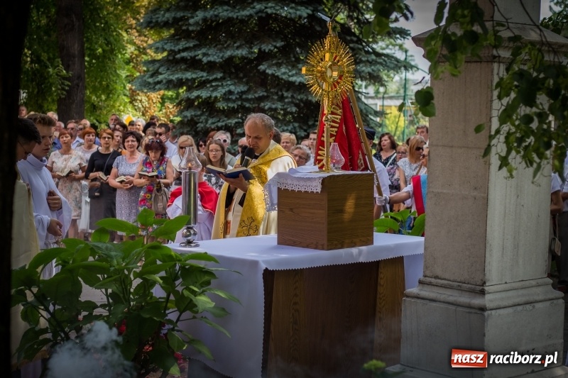 Zdjęcie w galerii na portalu naszraciborz.pl: Tłumy wiernych wzięły udział w procesji Bożego Ciała w parafii NSPJ. FOTO i WIDEO wiadomości z regionu