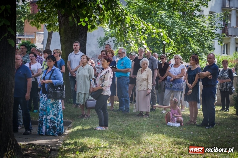 Zdjęcie w galerii na portalu naszraciborz.pl: Tłumy wiernych wzięły udział w procesji Bożego Ciała w parafii NSPJ. FOTO i WIDEO wiadomości z regionu